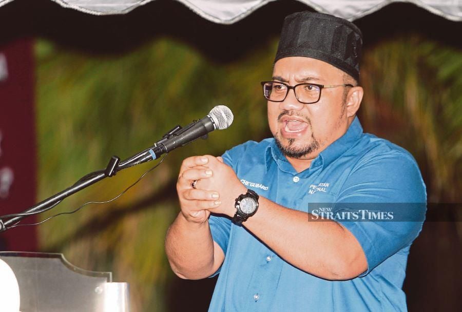 Parti Pribumi Bersatu Malaysia information committee member Badrul Hisham Shaharin has lodged a police report against Prime Minister Datuk Seri Anwar Ibrahim and his political secretary Ahmad Farhan Fauzi. -NSTP/NIK ABDULLAH NIK OMAR