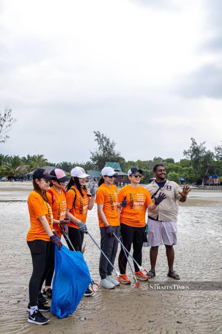 Pearly Tan (third from right) at the beach clean-up in Sepang yesterday. Pic from Pxlistt (Cuci Malaysia) 