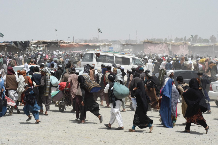 Pakistan allows thousands to cross into border town seized by Taliban ...