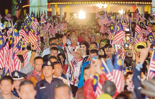 Prime Minister Datuk Seri Najib Razak and Yang di-Pertua Negeri of Sarawak Tun Abdul Taib Mahmud (foreground) joining the Malaysia Day celebration at the Miri City Fan Complex yesterday. Pic by Osman Adnan