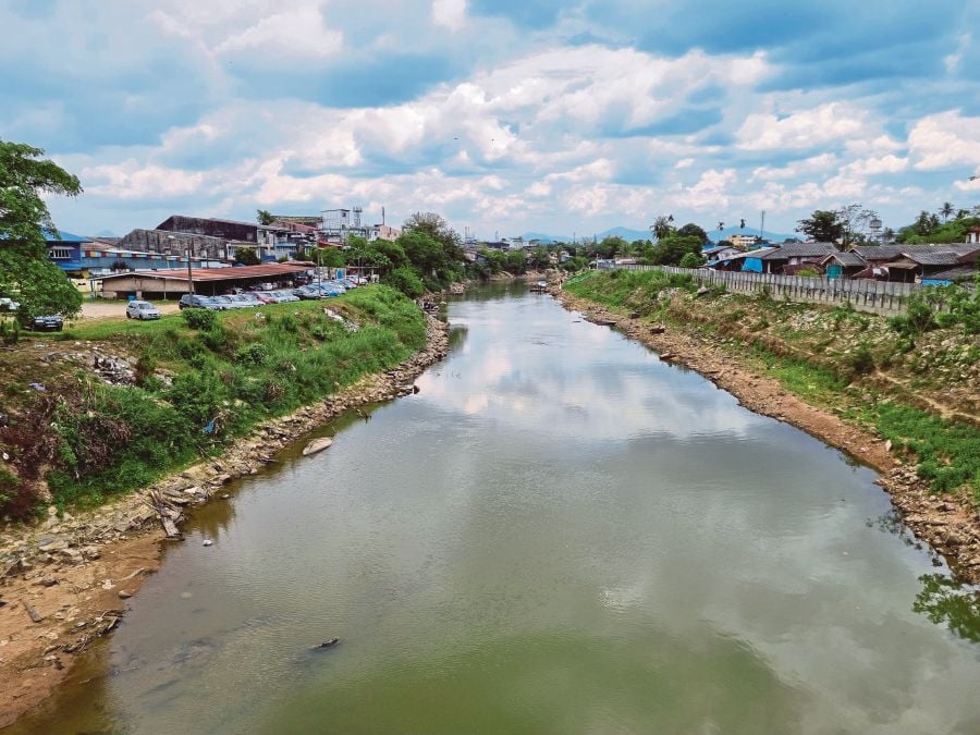 The falling water level in Sungai Golok and the presence of many illegal jetties have made smuggling guns and contraband items like rice and fuel that much easier.-NSTP/SHARIFAH MAHSINAH ABDULLAH