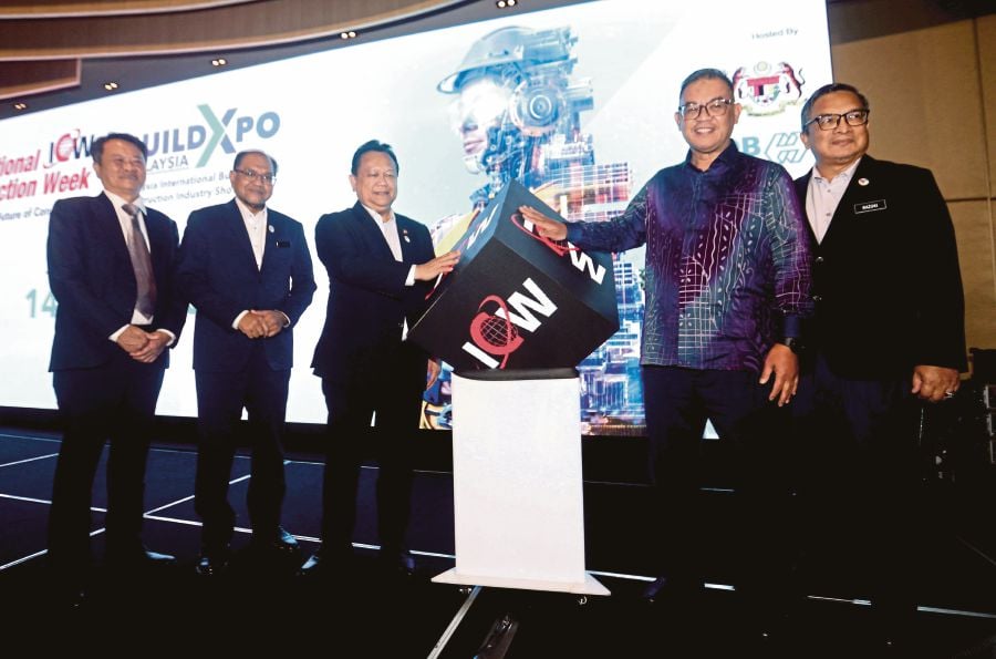 Works Minister Datuk Seri Alexander Nanta Linggi (third from left) and Construction Industry Development Board chief executive officer Datuk Mohd Zaid Zakaria (second from right) officiating at the soft launch of International Construction Week at the Malaysia International Trade and Exhibition Centre in Kuala Lumpur on Tuesday. Also present is Works Ministry secretary-general Datuk Seri Hasnol Zam Zam Ahmad (second from left). -NSTP/MOHAMAD SHAHRIL BADRI SAALI