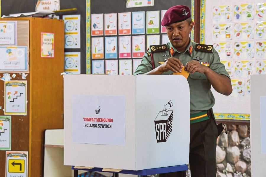 Major General Datuk Tengku Muhammad Fauzi Tengku Ibrahim, the commanding officer of the 3rd Division, casting his ballot at SK Kem Terendak II yesterday. -BERNAMA PIC