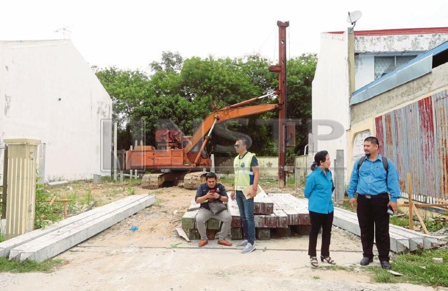 Taman Atlandy residents in Kota Kinabalu have suffered for a year because of the illegal piling carried out by one of their neighbours. PIC BY EDMUND SAMUNTING