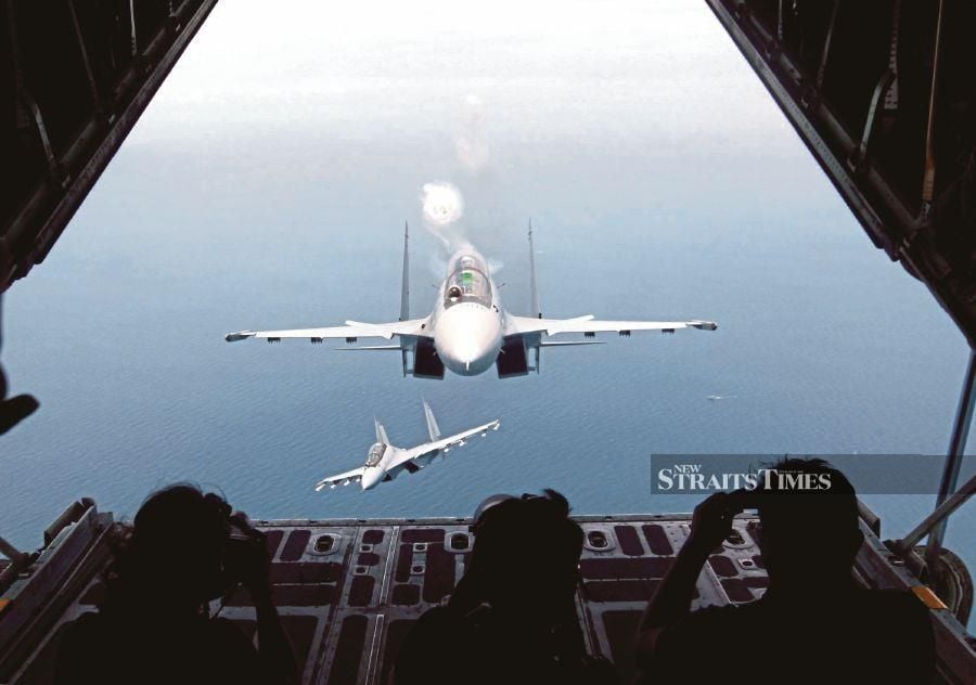 Captured image of two Royal Malaysian Air Force (RMAF) Sukhoi Su-30MKM fighter jets from an RMAF C130 transport aircraft during a flight over waters near Penang.- File pic (NSTP/DANIAL SAAD)
