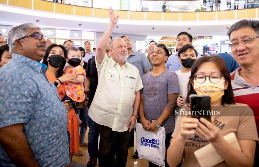 Sultan Ibrahim mingling with shoppers at The Mall, Midvalley Southkey, in Johor Baru.