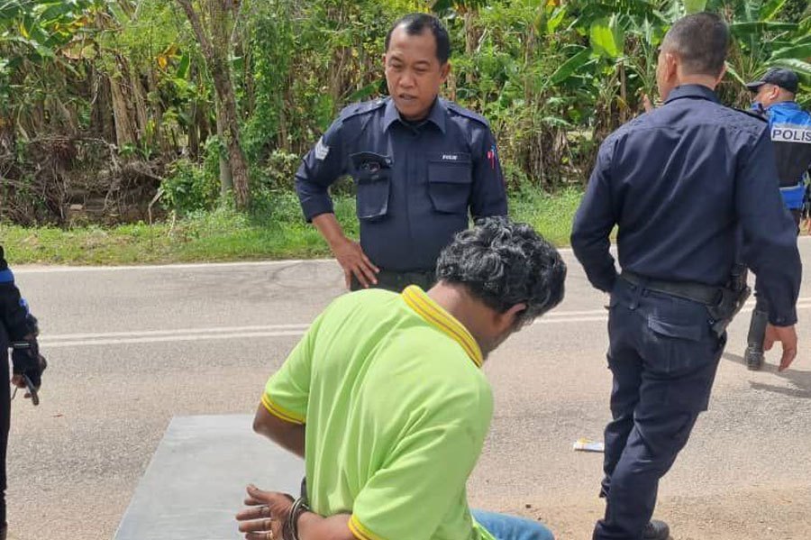 A jobless man was caught red-handed by the owner of a private event hall after he allegedly stole a freezer on Jalan Sungai Jagung here yesterday. COURTESY PIC