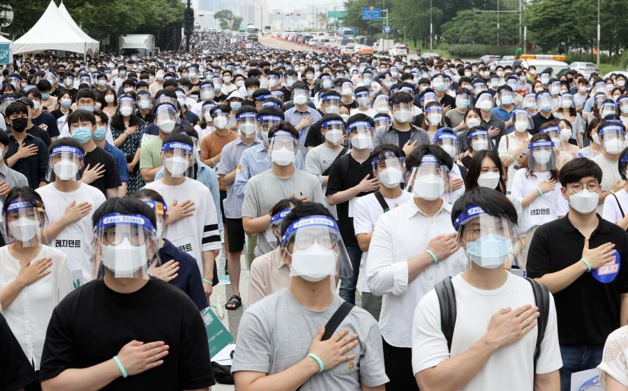 Trainee doctors at the country's five biggest hospitals, all in Seoul, have said they would tender their resignation on Monday, raising concerns about the impact on medical service as the system relies heavily on them for emergency and acute care. REUTERS FILE PIC