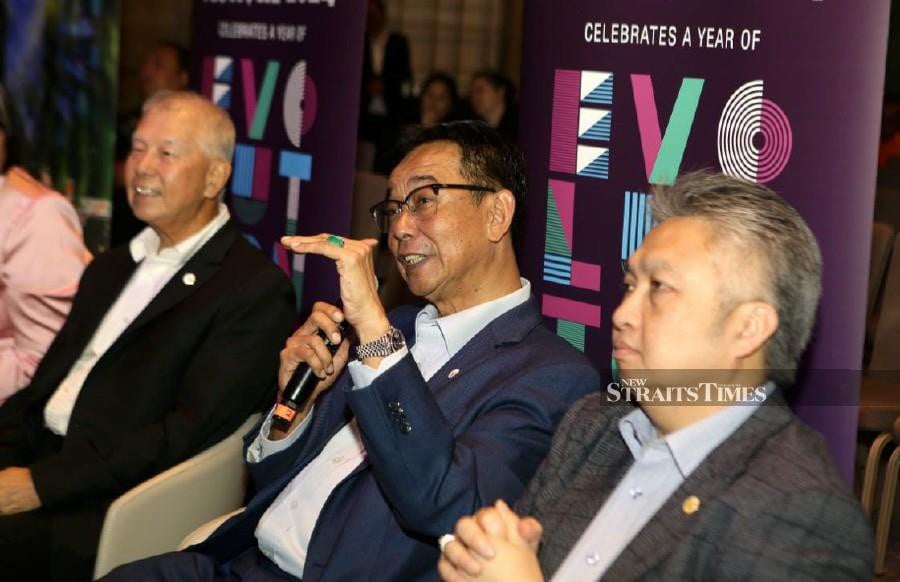 Sarawak’s Tourism, Creative Industry and Performing Arts Minister Datuk Seri Abdul Karim Hamzah (center), said the positive trend could be tampered by the flare up in hostilities in the Middle East. NSTP/NADIM BOKHARI
