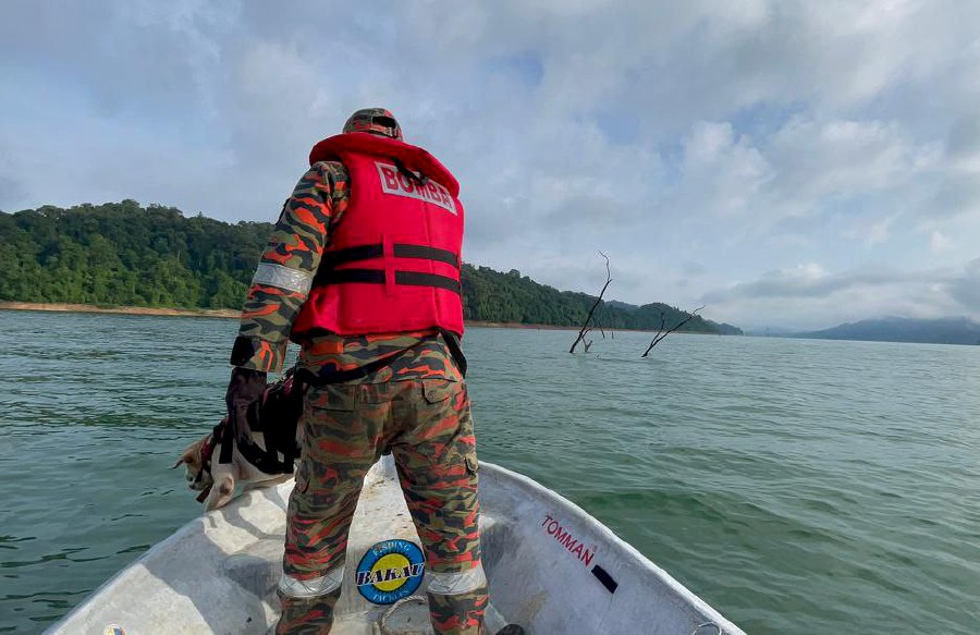 The search for a man feared to have drowned in the Pedu Lake here continues on the third day after the victim was reported missing. PIC COURTESY OF FIRE & RESCUE DEPT