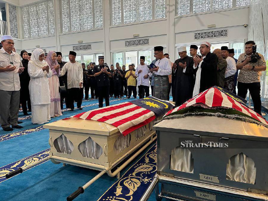 Her Majesty Raja Zarith Sofiah, Queen of Malaysia, gave the fallen police constables in the Ulu Tiram police station attack a royal send-off today. -NSTP/NUR AISYAH MAZALAN