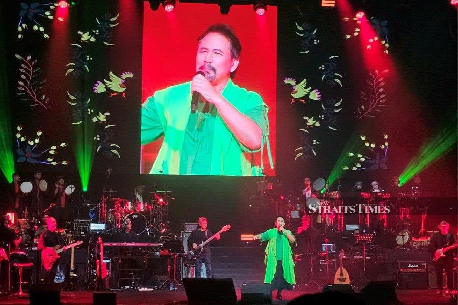 M Nasir serenaded fans with his memorable 'Gendang Pati' concert, that featured a percussive slant to his popular songs, at the Plenary Hall in KLCC. NSTP/Aref Omar