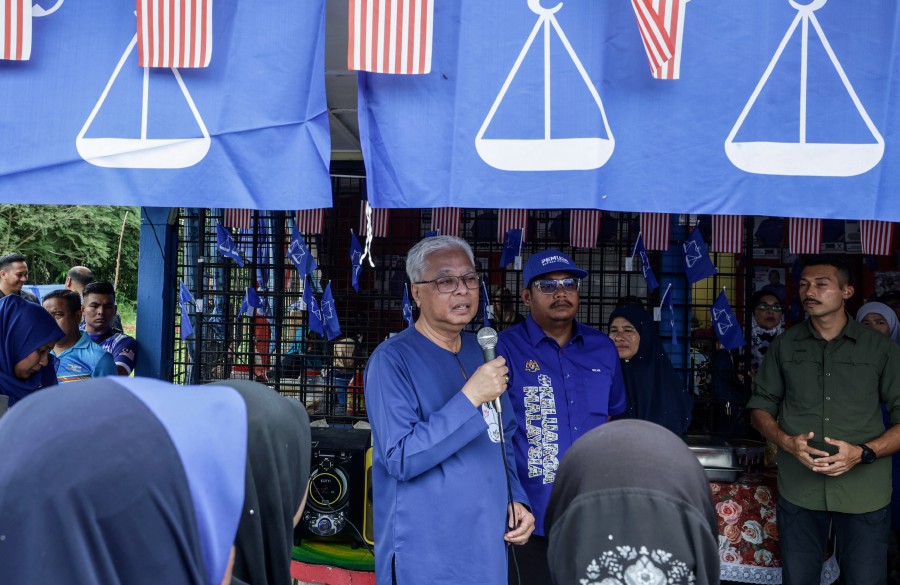 Caretaker Prime Minister Datuk Seri Ismail Sabri Yaakob issued a warning that threats made by PKR vice president towards the Malaysian Anti-Corruption Commission (MACC) Chief Commissioner Tan Sri Azam Baki just goes to show that the opposition political party practices revenge politics. -BERNAMA PIC