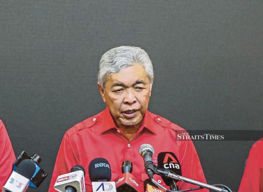 As Malaysians prepare to vote in the 15th General Election tomorrow, Datuk Seri Dr Ahmad Zahid Hamidi has sent a final plea urging people to vote for the Barisan Nasional (BN) coalition to “save Umno from any attempt to ban it.” -NSTP file pic