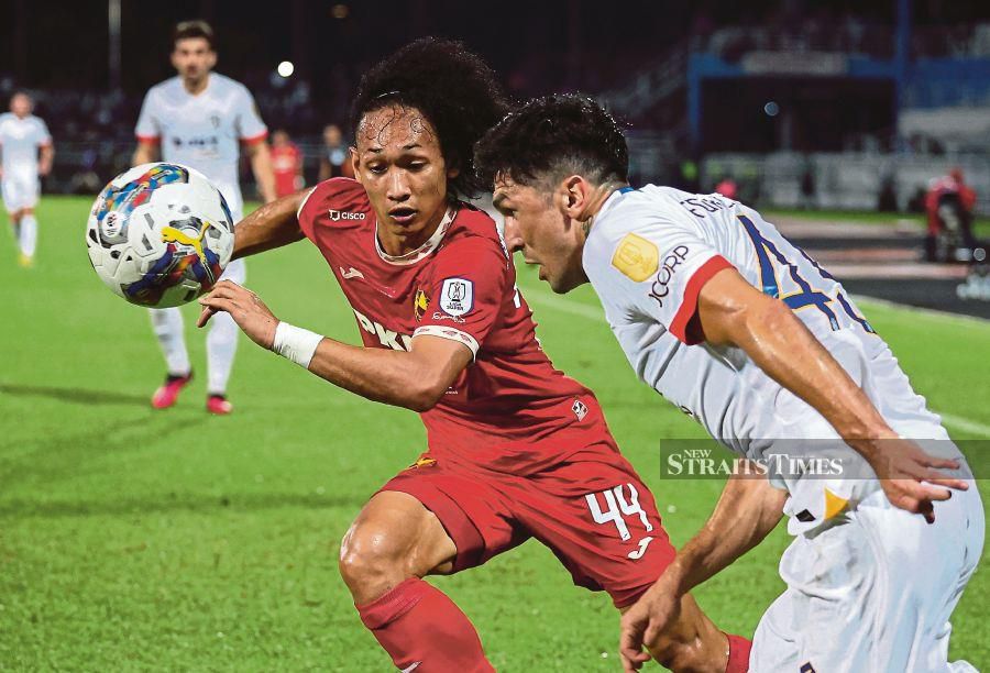 JDT’s Fernando Forestieri (right) fighting for the ball with Selangor’s Sharul Nazeen during a Super League match at MBPJ Stadium yesterday. BERNAMA pic 