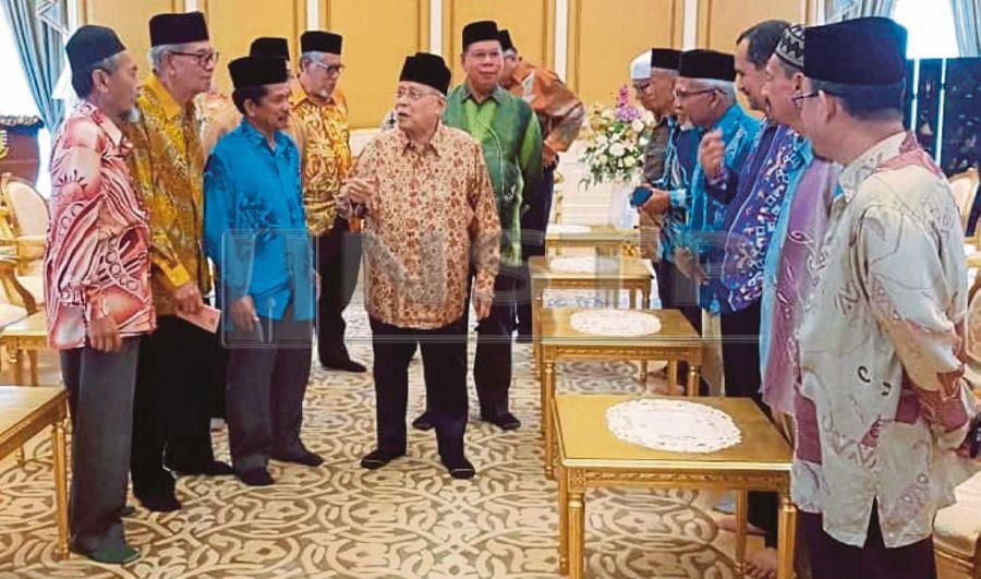 Suluh Budiman Alumni Association (SBAA) president Datuk Ahmad Burak (3rd from left) and the leaders of SBAA spent time with the Penang Governor, who was also a former UPSI student, at his residence at Seri Mutiara. -- Pix: NSTP/Courtesy of SBAA 