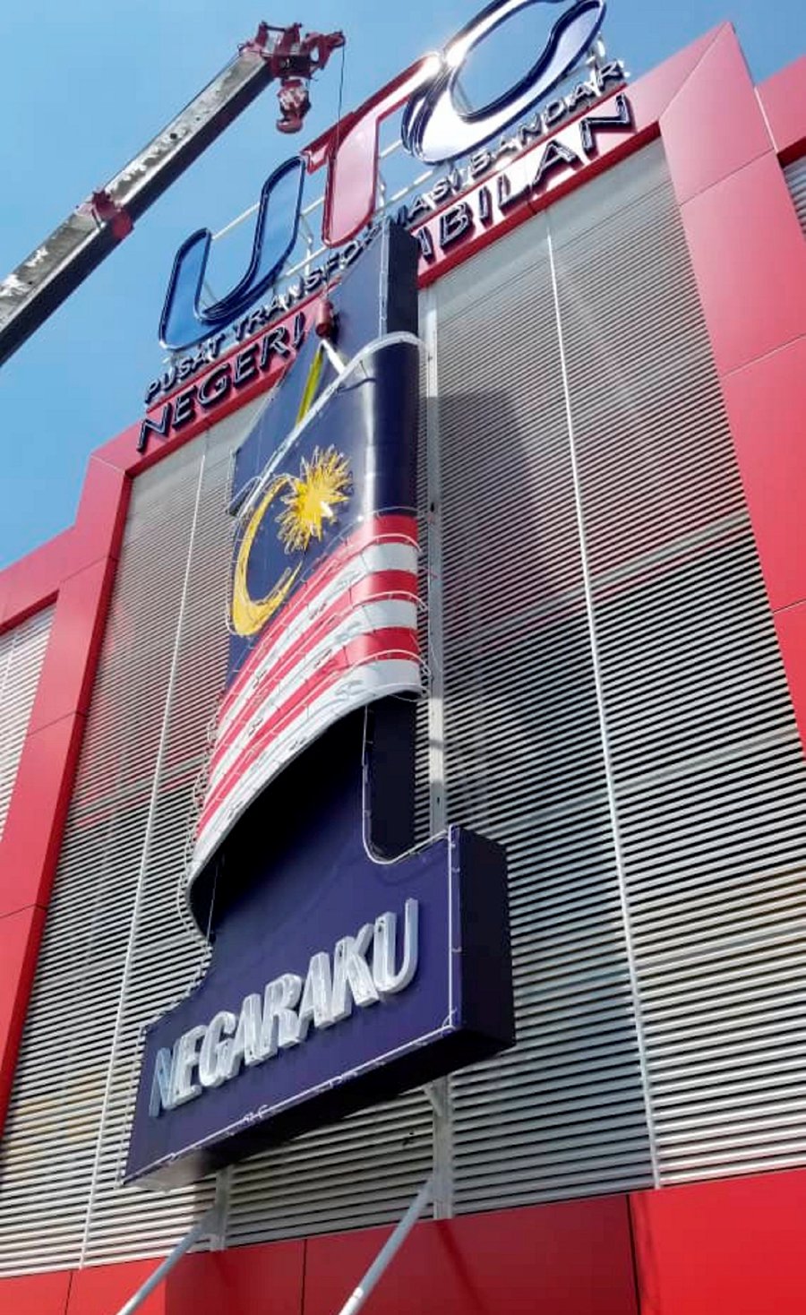 Works on ongoing to remove the giant 1Malaysia logo from the Negri Sembilan Urban Transformation Centre in Plaza Angsana in Ampangan. Pic by IQMAL HAQIM ROSMAN