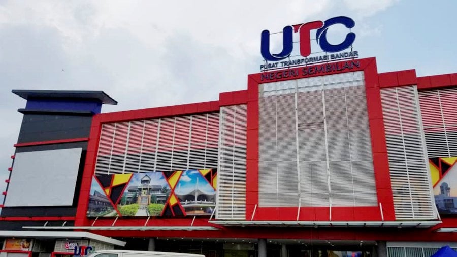 The giant 1Malaysia logo was removed from the Negri Sembilan Urban Transformation Centre in Plaza Angsana in Ampangan. Pic by IQMAL HAQIM ROSMAN