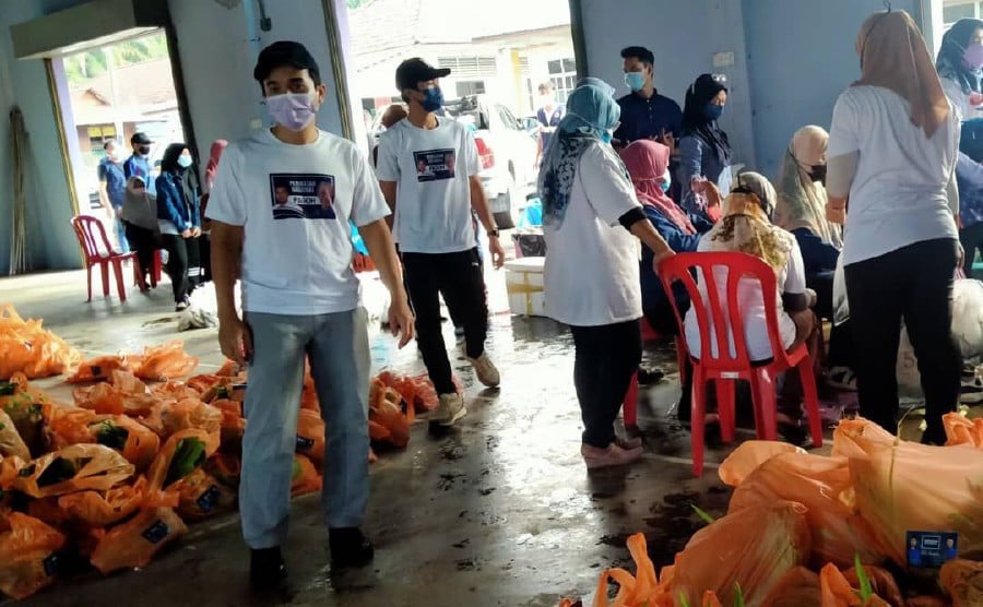 Atlas Geosurvey Sdn Bhd together with non-governmental organisation Kelab Prihatin Rakyat and the Pagoh Bersatu welfare bureau joined hands to deliver 1,000 packs food to the needy in Gersek, near here.