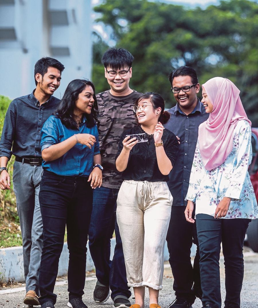 These Universiti Putra Malaysia students are glad that the voting age has been lowered to 18. PIC BY AZHAR RAMLI