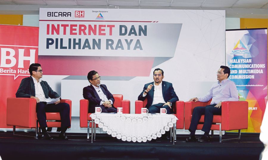 (File pix) Malaysian Communications and Multimedia Commission chief operating officer Datuk Dr Mazlan Ismail (second from left), Deputy Minister in the Prime Minister’s Department Datuk Dr Asyraf Wajdi Dusuki (third from left) and Jaringan Melayu Malaysia president Datuk Azwanddin Hamzah (right) taking part in Bicara BH at Balai Berita yesterday. Pix by Rosela Ismail