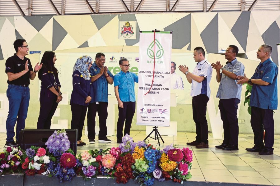 Communications Minister Fahmi Fadzil (fifth from left) launching the Reuse, Educate, Nurture and Empower with Waste programme at Dataran Sri Angkasa Jaya, Kuala Lumpur, yesterday. BERNAMA PIC 