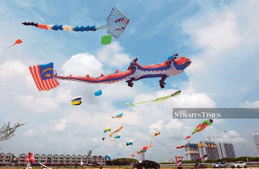 A showcase of giant kites. -- NSTP/JAMAH NASRI