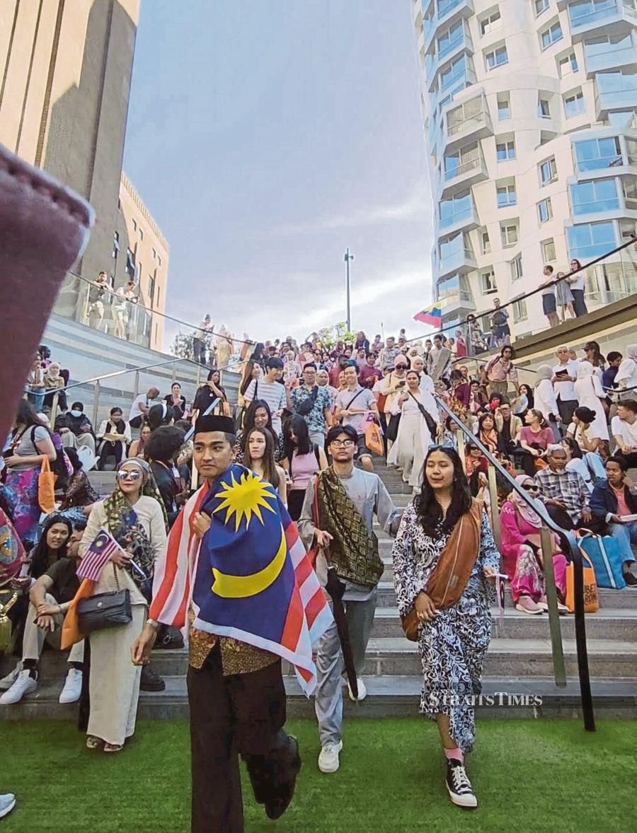 Malaysians descending on Malaysia Square for the Malaysia Day celebration. PIX BY ZAHARAH OTHMAN