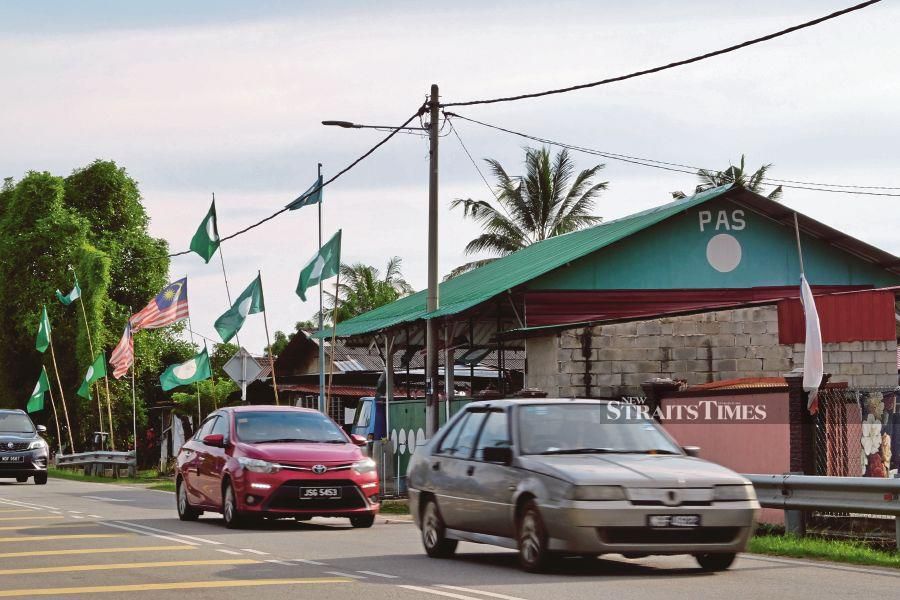 Pas flags are seen along a street near the party’s Bachang operations office in Melaka recently. PIC BY SYAFEEQ AHMAD 