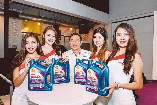 Shell Lubricants general manager Leslie Ng posing with brand ambassadors and the new oil.