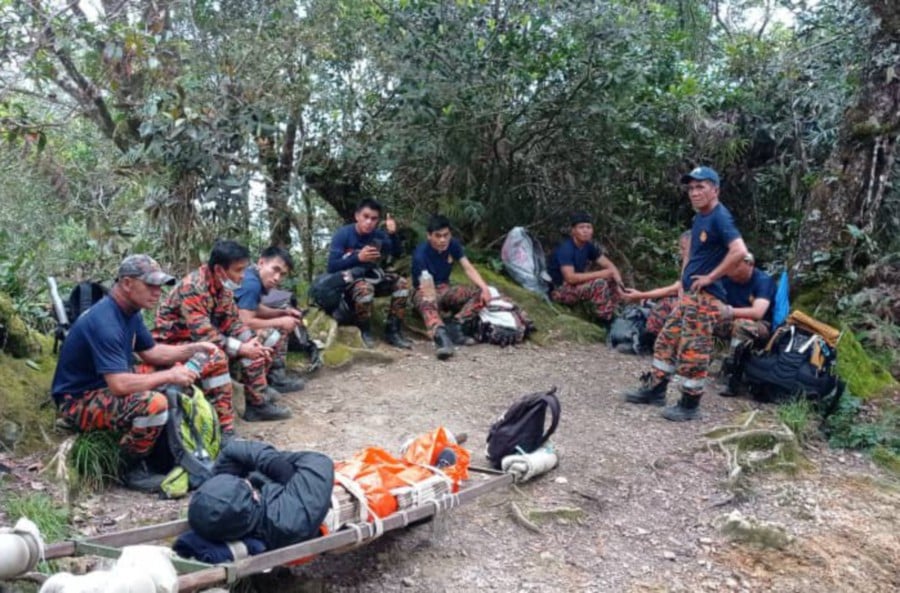 -Sabah Mountain Search and Rescue personnel transporting an injured climber using a Robinson Stretcher. - Pic courtesy of Sabah Fire and Rescue department