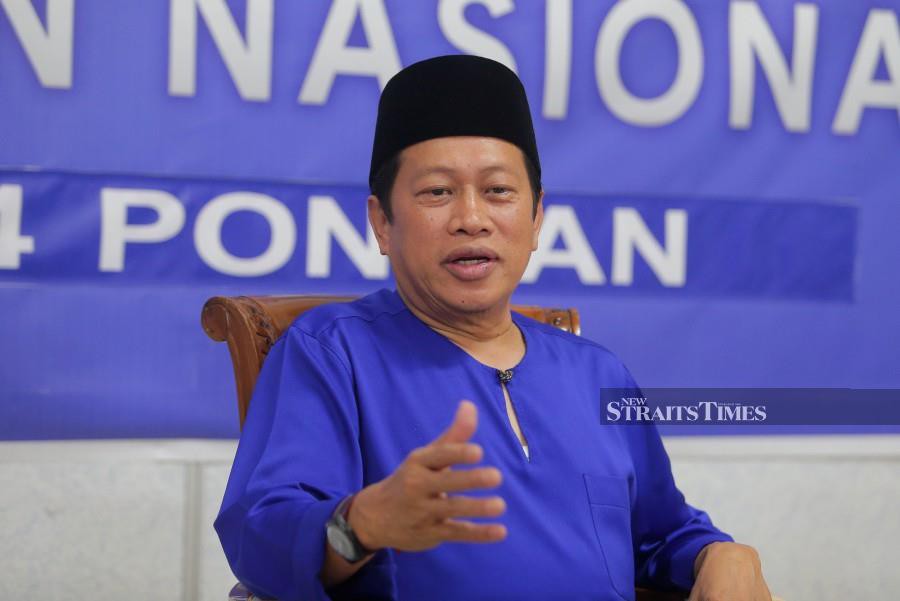 Seven years after his infamous “university students should cook own meals” remark, Datuk Seri Ahmad Maslan is now telling voters to use an umbrella if it rains on polling day. -NSTP/NUR AISYAH MAZALAN