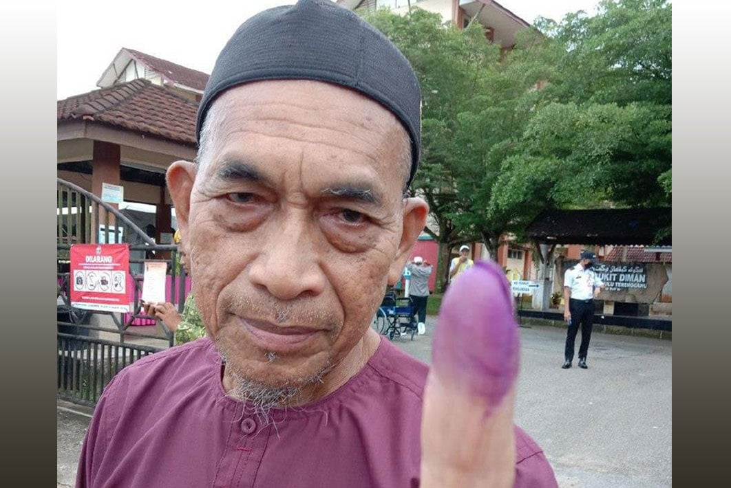 A. Rani Mamat only had a few hours before flying out of the country to perform umrah but he still managed to fulfill his responsibility as a voter in the GE15. NSTP/NAZDY HARUN