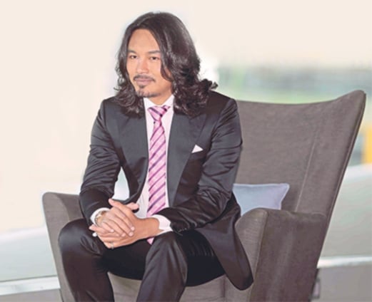 Anuar Zain Warms His Vocal Cords For Concert In Jan