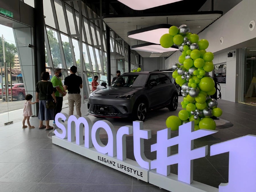 Smart Malaysia has delivered 100 units of smart #1 electric vehicles (EV) within one month, with the company attributing this to its “10 strategically located smart outlets.” PIC CREDIT TO SMART MALAYSIA 