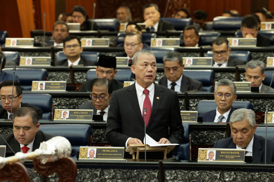 A motion on a vote of confidence was tabled by Deputy Prime Minister Datuk Seri Fadillah Yusof (Gabungan Parti Sarawak-Petra Jaya) in the Dewan Rakyat today. - Bernama pic