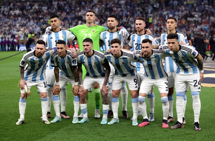 epa10372218 Players of Argentina pose prior to the FIFA World Cup 2022 Final between Argentina and France at Lusail stadium, Lusail, Qatar, 18 December 2022. EPA/Tolga Bozoglu