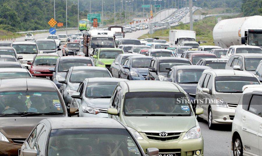 PLUS, in a statement, said the toll-free travel will begin at midnight tonight until 11.59pm tomorrow, as well as the same on Dec 26. - NSTP file pic