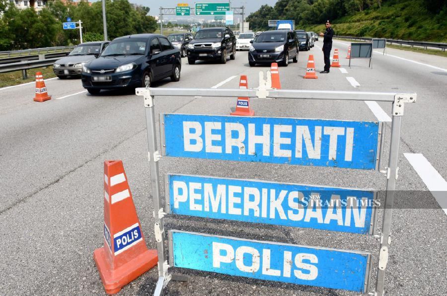 A file pic showing police officers on duty during an operation in Shah Alam. - NSTP file pic