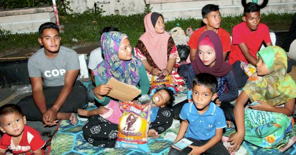 Hari Raya brings joy to two poor families | New Straits Times