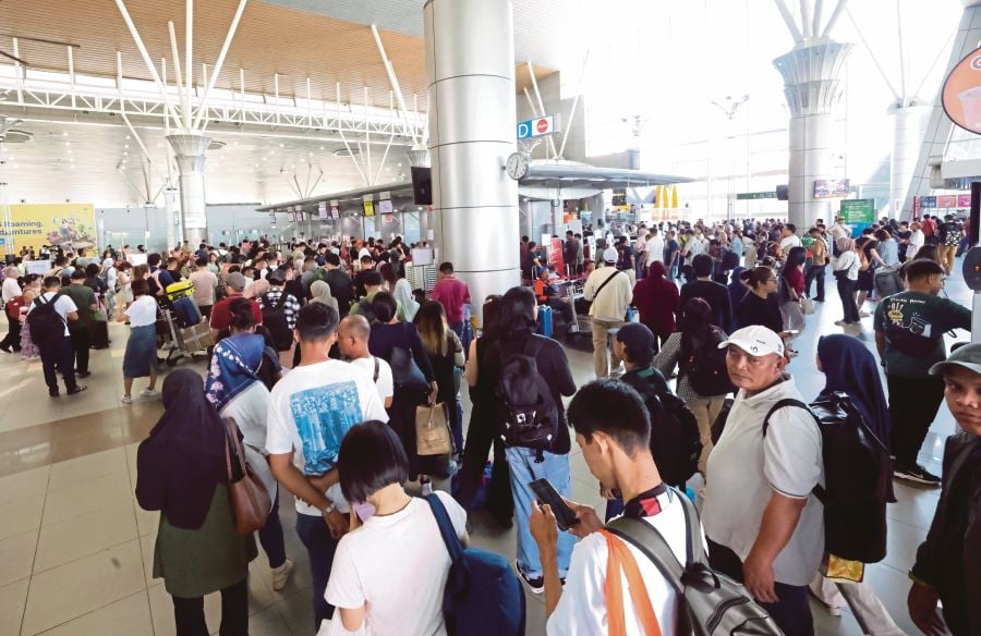 All flights bound for Sarawak have returned to their normal schedules yesterday following the Gunung Ruang volcanic eruption on May 1. - BERNAMA PIC