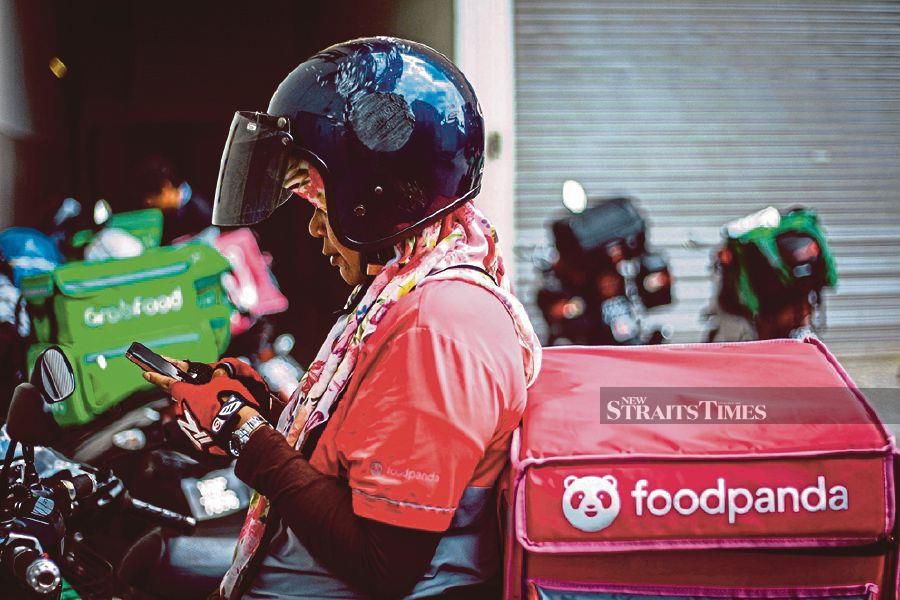 E--hailing drivers and delivery riders are known as uncelebrated frontliners who are always exposed to the sun and rain to make ends meet.- NSTP/ASYRAF HAMZAH
