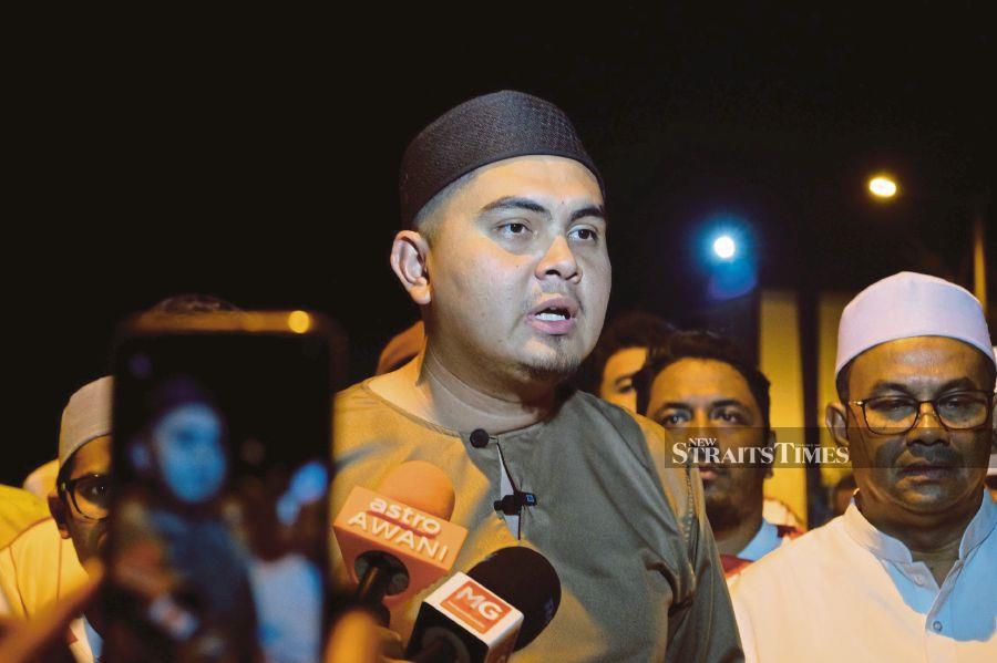 Umno Youth chief, Dr Muhamad Akmal Saleh, called on Muslims to continue boycotting the convenience store, KK Mart, which is embroiled in the controversy of selling socks bearing the word 'Allah.' - NSTP/AMIR MAMAT