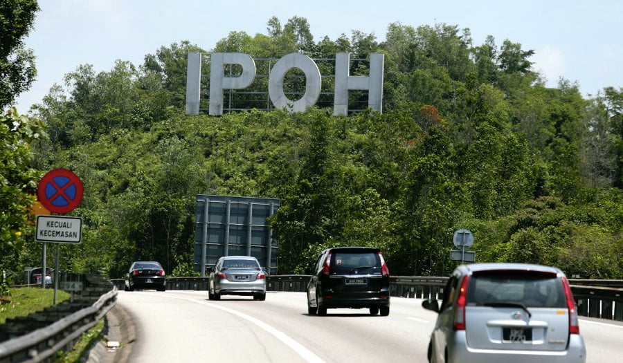 Daredevil youths scale Ipoh  sign again New Straits 