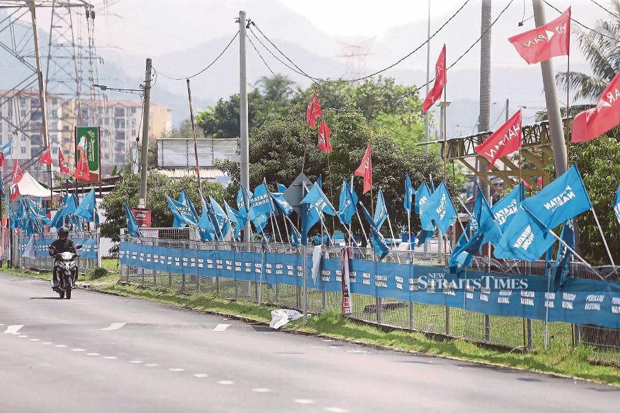 Coalition flags seen along a road in Kuala Lumpur. Pakatan Harapan must desist from fear-mongering about a potential green wave, and Perikatan Nasional must stop demonising DAP. PIC BY SAIFULLIZAN TAMADI