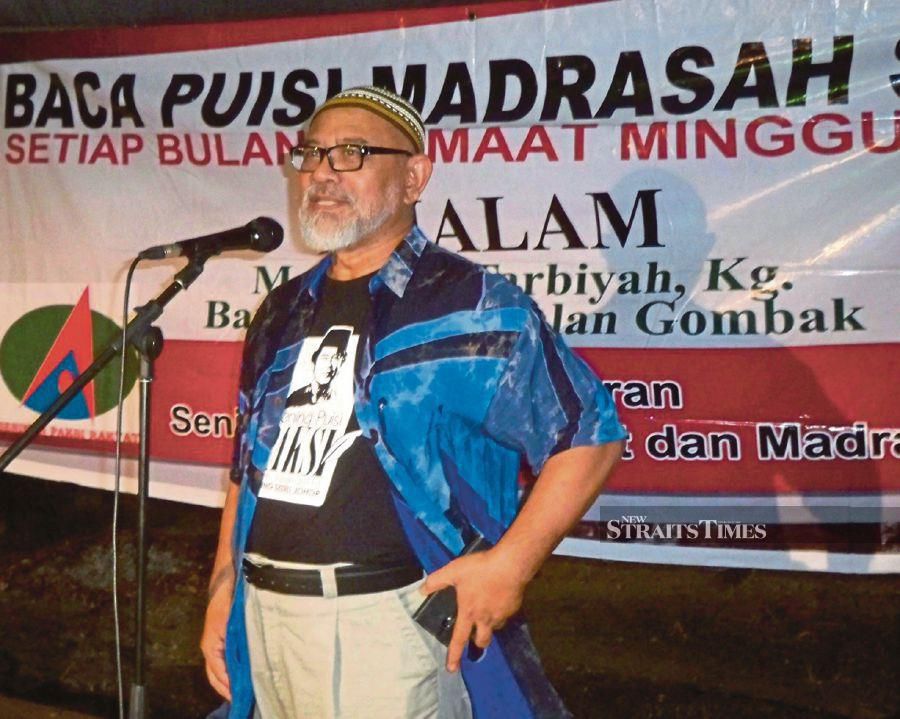 Poet Che Shamsudin Osman or ‘Dinsman’ reciting a poem at an event in Kuala Lumpur in 2016. -Pic courtesy of writer