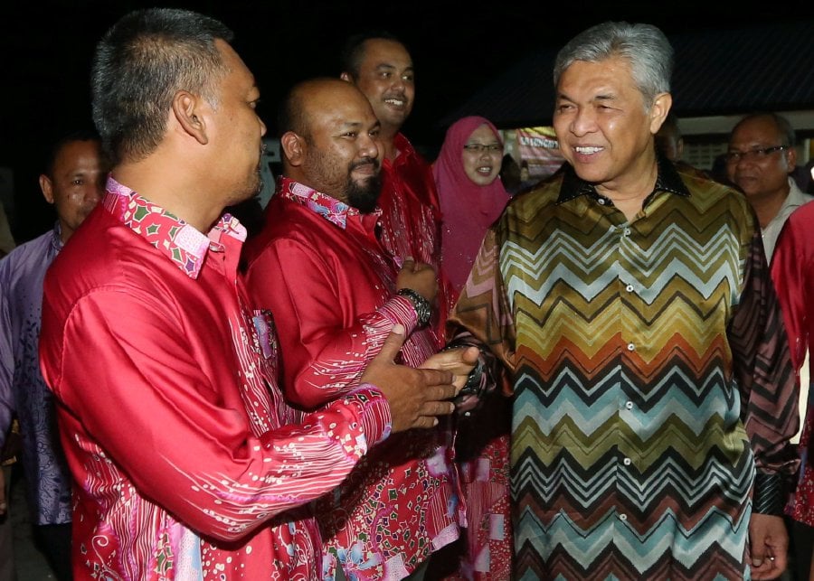 Deputy Prime Minister Datuk Seri Dr Ahmad Zahid Hamidi mingles with guests during the charity dinner in conjunction with the 100th Anniversary of SK Sungai Sumun (SKSS) in Bagan Datuk. Pic by ABDULLAH YUSOF