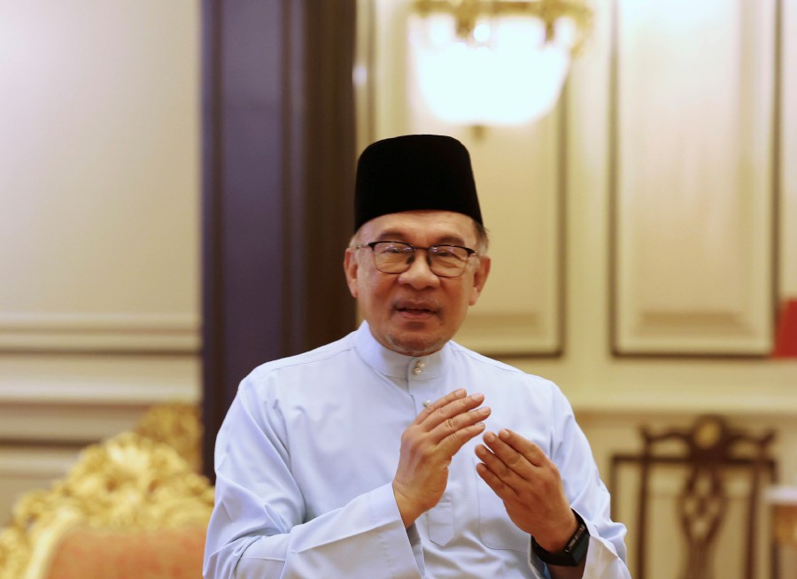 Prime Minister Datuk Seri Anwar Ibrahim said the government's effort to penalise those who were involved in corruption, including prominent figures, should be lauded. BERNAMA PIC