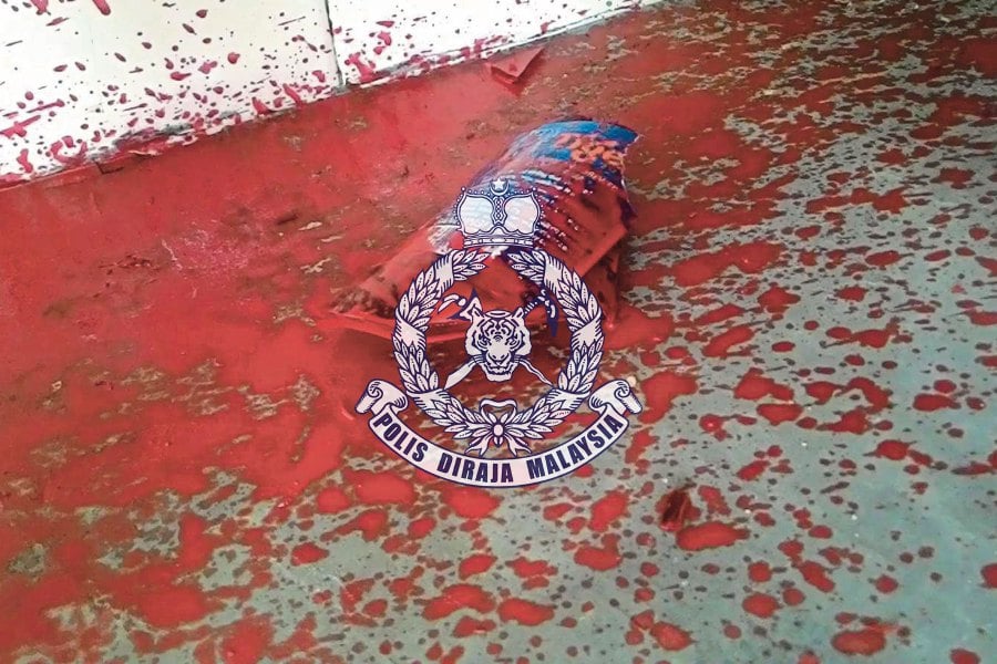 Police have detained two unlicensed loan sharks (also known as Ah Long) believed to have splashed red paint on a house belonging to a client recently. NSTP FILE PIC, FOR ILLUSTRATION PURPOSE ONLY.