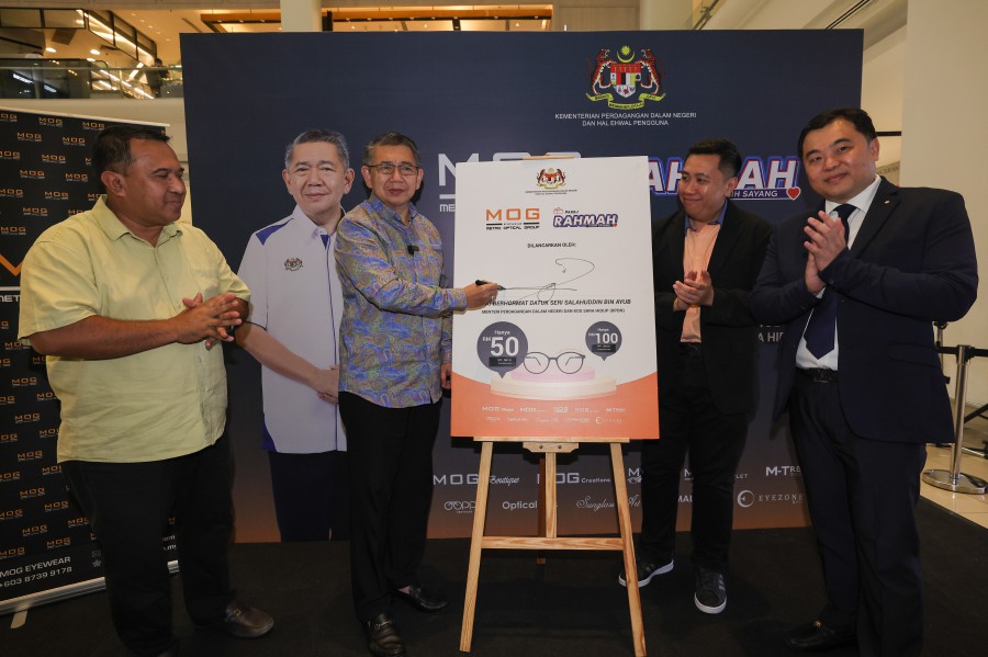 Public reception over the Menu Rahmah initiative, introduced by the Domestic Trade and Cost of Living Ministry, still remains strong and has not turned ‘cold’ as alleged by certain parties, Domestic Trade and Cost of Living Minister Datuk Seri Salahuddin Ayub said. -BERNAMA PIC